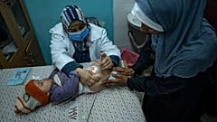 Niños palestinos reciben vacunas pentavalentes en Rafah, Franja de Gaza, el martes 2 de enero de 2024.