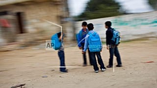 Bambini a Gaza con gli zainetti della scuola. Dal 7 ottobre a Gaza sono state danneggiate 153 edifici scolastici secondo l'Onu