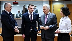 Der polnische Justizminister Adam Bodnar (links) stellte am Dienstag einen "Aktionsplan" vor, um sein Land aus dem Verfahren nach Artikel 7 herauszuführen.