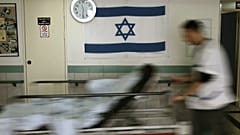 ممرضة إسرائيلية تدفع نقالة في مركز برزيلاي الطبي 