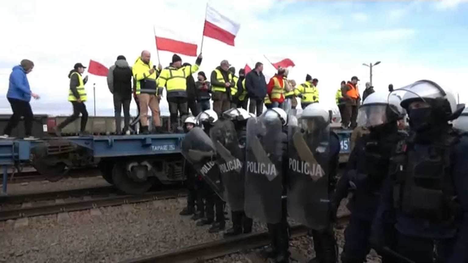 Protestas de agricultores en vías de tren en Polonia