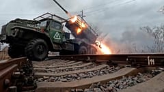 Eine Rakete wird von Grad-Raketenwerfern der russischen Armee auf einen nicht genannten Ort in der Ukraine abgefeuert.