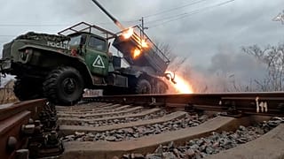Eine Rakete wird von Grad-Raketenwerfern der russischen Armee auf einen nicht genannten Ort in der Ukraine abgefeuert.