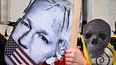 Ein Demonstrant hält eine Maske von Julian Assange vor den Royal Courts of Justice in London, Dienstag, 20. Februar 2024.