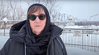 Ljudmila Navalnaja a börtön előtt, ahol fia meghalt