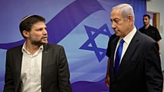İsrail Maliye Bakanı Bezalel Smotrich ve İsrail Başbakanı Binyamin Netanyahu kabine toplantısı sırasında konuşurken görülüyor, 25 Haziran 2023