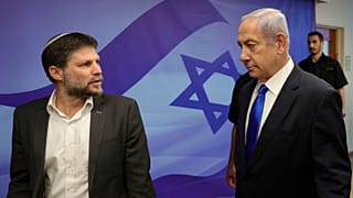 İsrail Maliye Bakanı Bezalel Smotrich ve İsrail Başbakanı Binyamin Netanyahu kabine toplantısı sırasında konuşurken görülüyor, 25 Haziran 2023