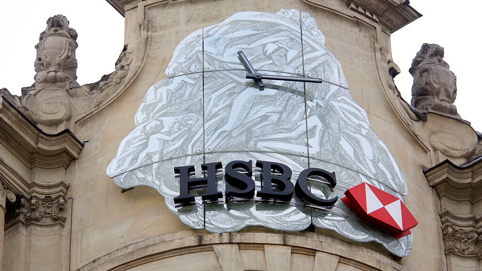 Το λογότυπο της βρετανικής τράπεζας HSBC είναι ορατό στην πρόσοψη των κεντρικών γραφείων της HSBC France στα Ηλύσια Πεδία στο Παρίσι, Δευτέρα 9 Φεβρουαρίου 2015.