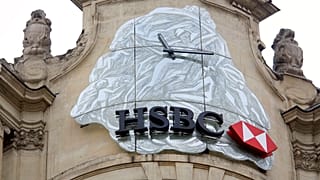 l logotipo del banco británico HSBC es visible en la fachada de la sede de HSBC Francia en los Campos Elíseos de París, el lunes 9 de febrero de 2015.