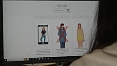 Ecrã com site de deepfakes sexualmente explícitas aberto no computador.