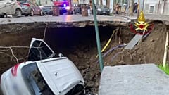 Rua desaba em Nápoles e 'engole' dois carros 