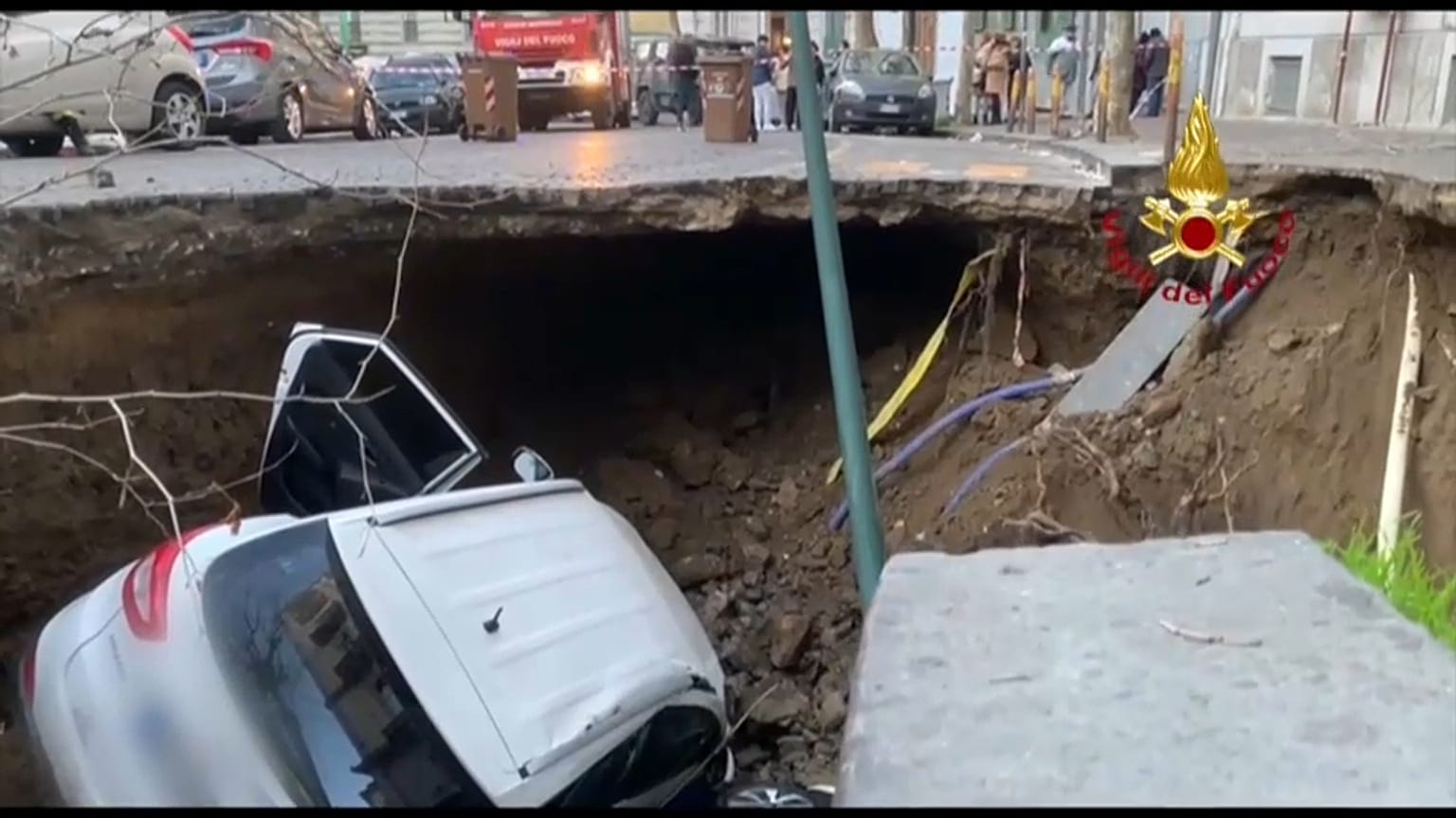 In einer Straße in Neapel hat sich in den frühen Morgenstunden ein Erdloch aufgetan.