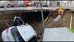 In einer Straße in Neapel hat sich in den frühen Morgenstunden ein Erdloch aufgetan.