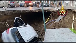 In einer Straße in Neapel hat sich in den frühen Morgenstunden ein Erdloch aufgetan.
