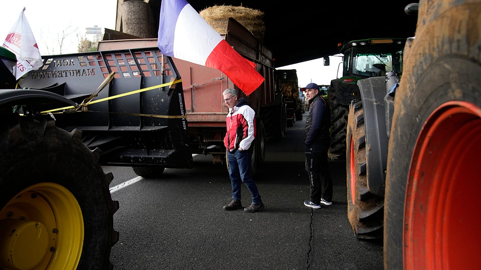 Farmers walk on a blocked highway, Wednesday, 31 January, 2024 in Chilly-Mazarin, south of Paris. 