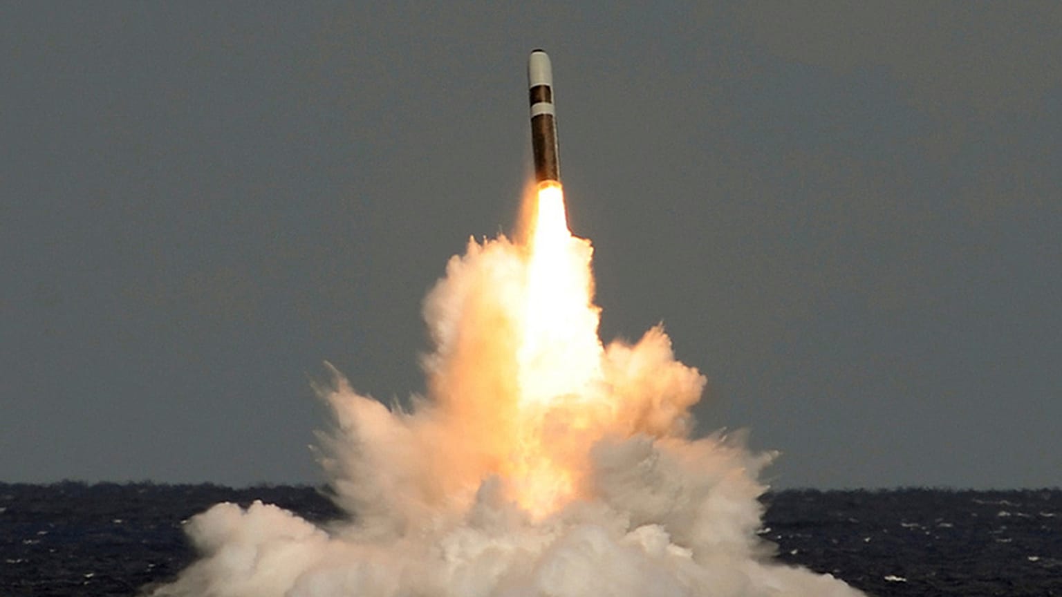 HMS Vigilant'tan ateşlenen silahsız bir Trident II (D5) balistik füzesi 