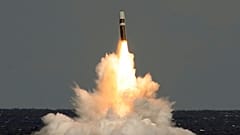 HMS Vigilant'tan ateşlenen silahsız bir Trident II (D5) balistik füzesi 