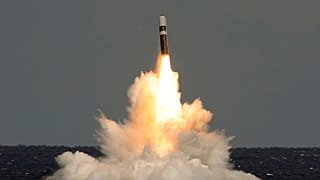 HMS Vigilant'tan ateşlenen silahsız bir Trident II (D5) balistik füzesi 