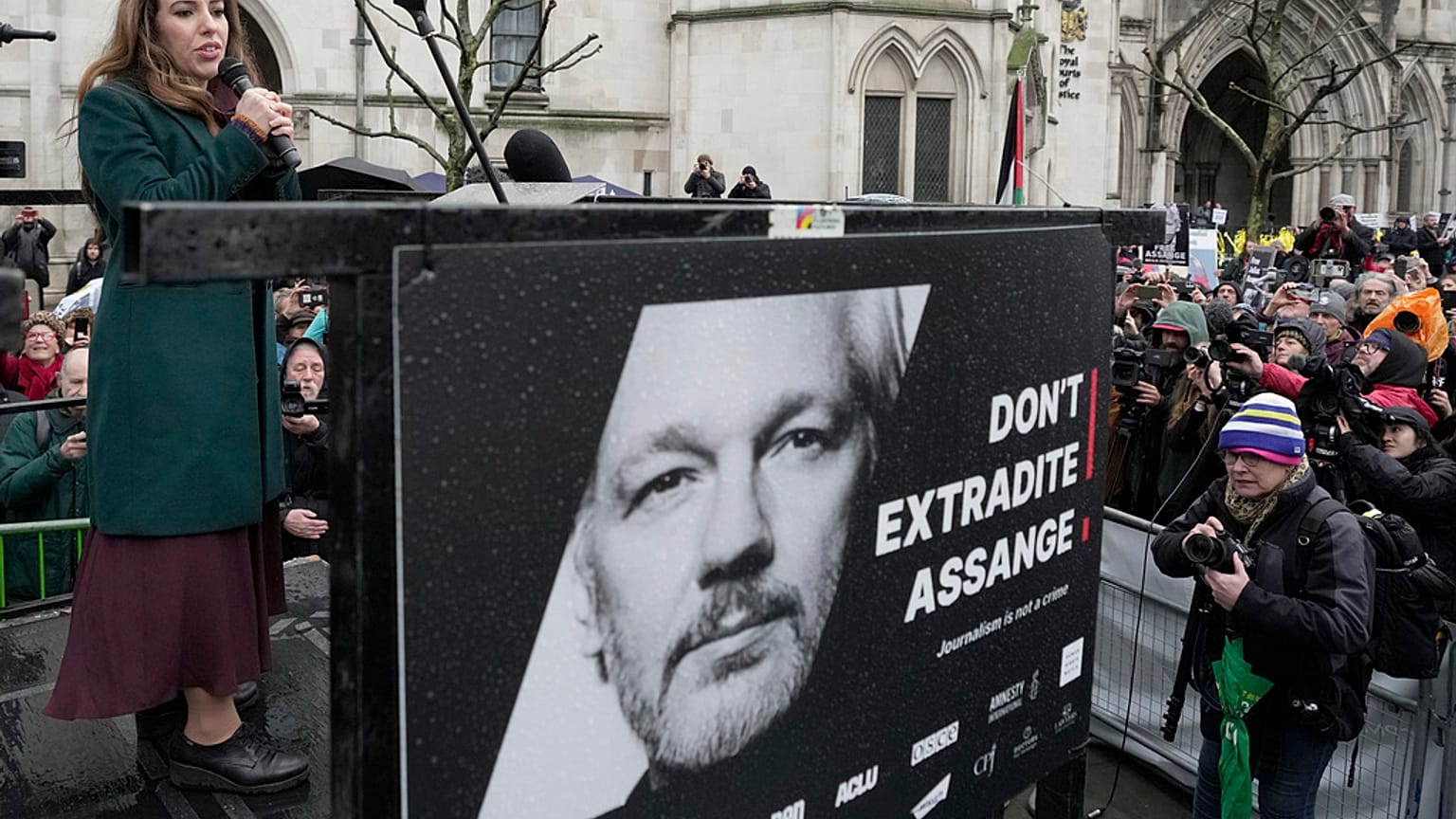 Stella Assange se dirige a los manifestantes que apoyan a su marido en el exterior del Tribunal Superior de Londres