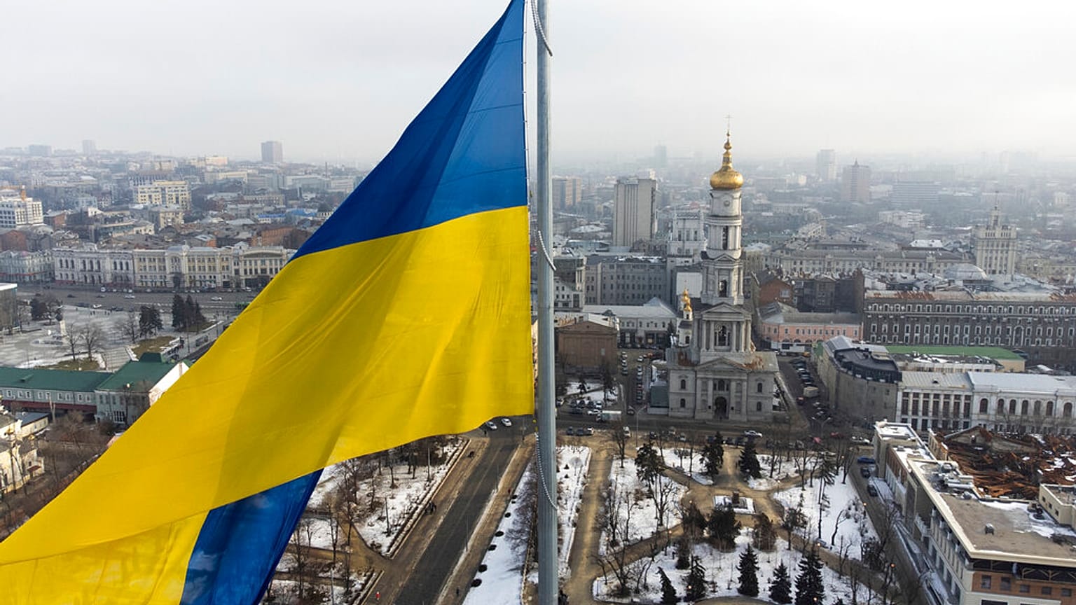 Ukrán nemzeti lobogó Harkiv városa felett 2022. február 16-án 