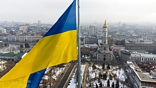 Ukrán nemzeti lobogó Harkiv városa felett 2022. február 16-án 