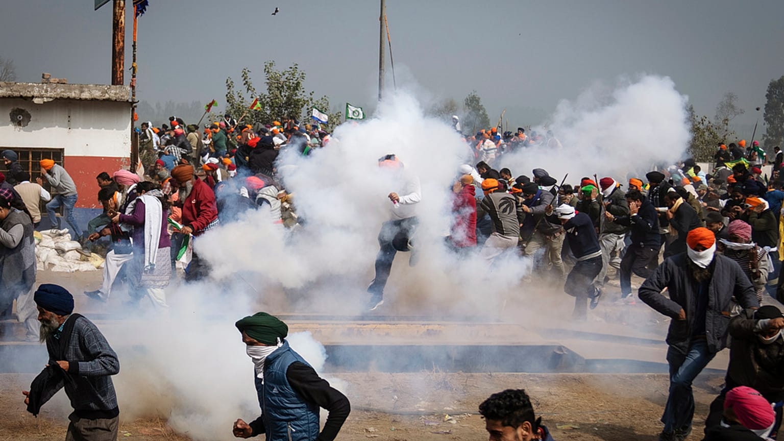 Hindistan'da çiftçilerin protesto eylemlerini dağıtmak için polis göz yaşartıcı gaz ve tazyikli su kullandı