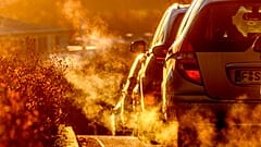 Die Abgase von Autos auf einer Straße in einem Wohngebiet in Frankfurt am Main am frühen Montag, 27. Februar 2023