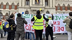Agricultores protestam em frente ao Ministério da Agricultura