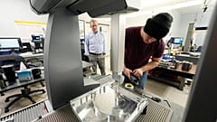 Reata Mühendislik ve Makine İşleri Başkanı ve CEO'su Grady Cope, bir işçi parçaları test etmek için Hexagon makinesini hazırlıyor