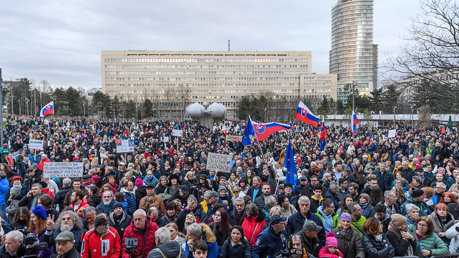 Tüntetés Pozsonyban Jan Kuciak és jegyese, Martina Kusnirova emlékére
