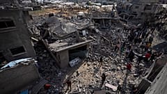Ciudadanos palestinos inspeccionan los daños causados en los edificios residenciales donde, al parecer, se encontraban dos rehenes israelíes antes de ser rescatados, en Rafah.