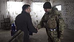 Президент Украины Владимир Зеленский (слева) пожимает руку солдату во время визита в прифронтовой город Купянск Харьковской области, Украина, 19 февраля 2024 года.