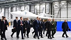 El presidente ruso Vladímir Putin, junto a un grupo de funcionarios, pasa junto a un bombardero estratégico Tu-160M de visita la fábrica de armamento de Kazán
