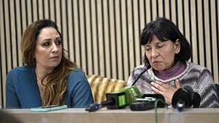 A advogada Laura Sgro, à esquerda, ouve Gloria Branciani durante uma conferência de imprensa em Roma, a 21 de fevereiro de 2024. 
