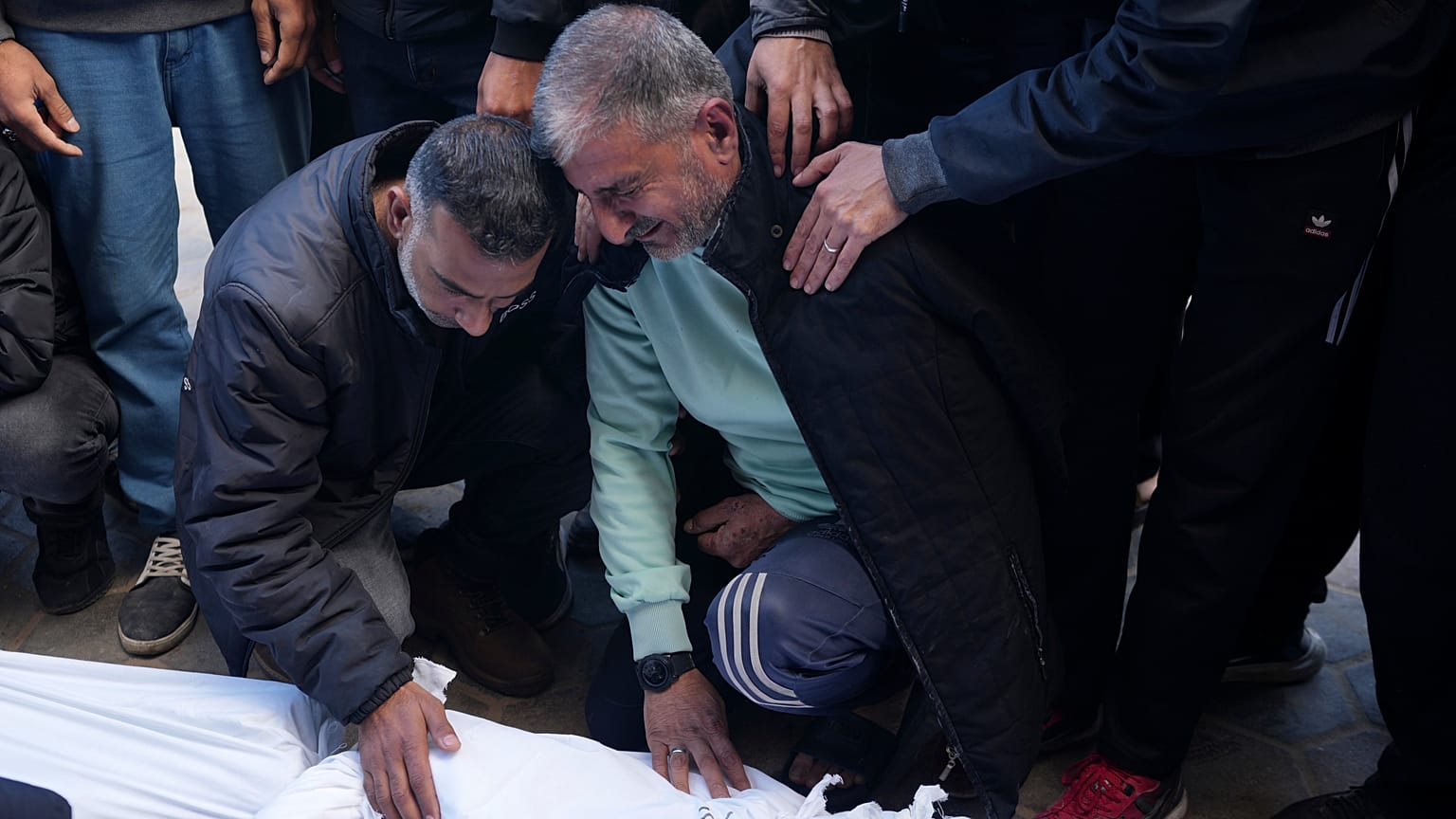فلسطينيون في غزة يبكون ذويهم الذين قتلهم قصف إسرائيلي