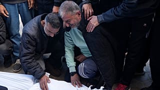 فلسطينيون في غزة يبكون ذويهم الذين قتلهم قصف إسرائيلي