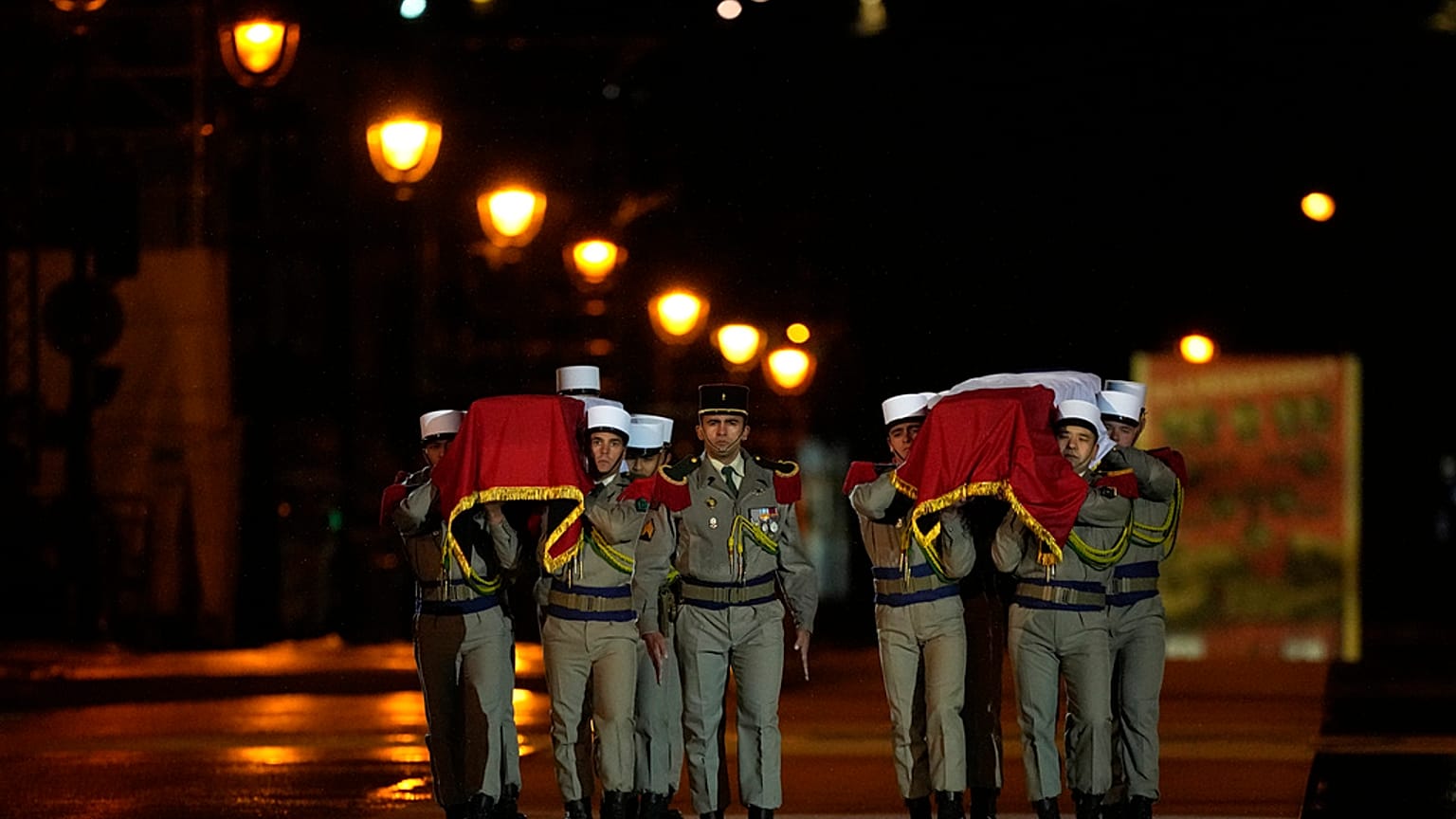 Les cercueils de Missak Manouchian et de son épouse Mélinée portés par les soldats de la légion étrangère avant leur entrée au Panthéon.