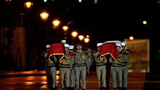 Les cercueils de Missak Manouchian et de son épouse Mélinée portés par les soldats de la légion étrangère avant leur entrée au Panthéon.