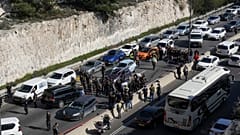 Fuerzas de seguridad israelíes examinan el lugar en el que se ha producido un tiroteo cerca del asentamiento de Ma'ale Adumim, en Cisjordania, el jueves 22 de febrero de 2024.