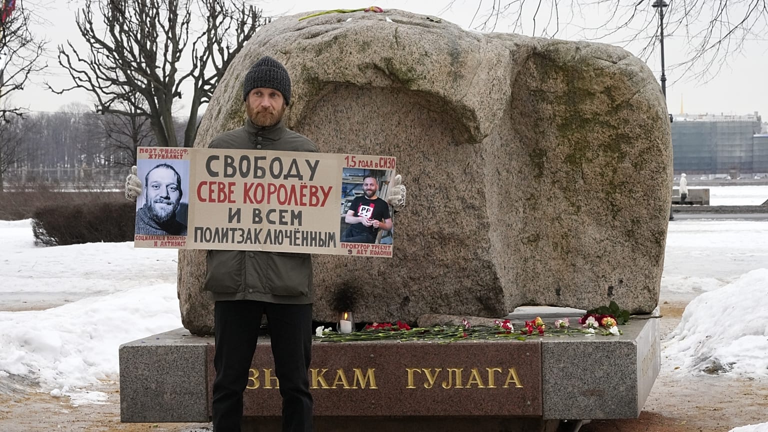 A politikai foglyok szabadon bocsátásért tüntet egy férfi Szentpéterváron