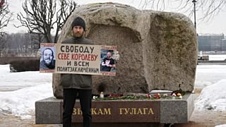 A politikai foglyok szabadon bocsátásért tüntet egy férfi Szentpéterváron