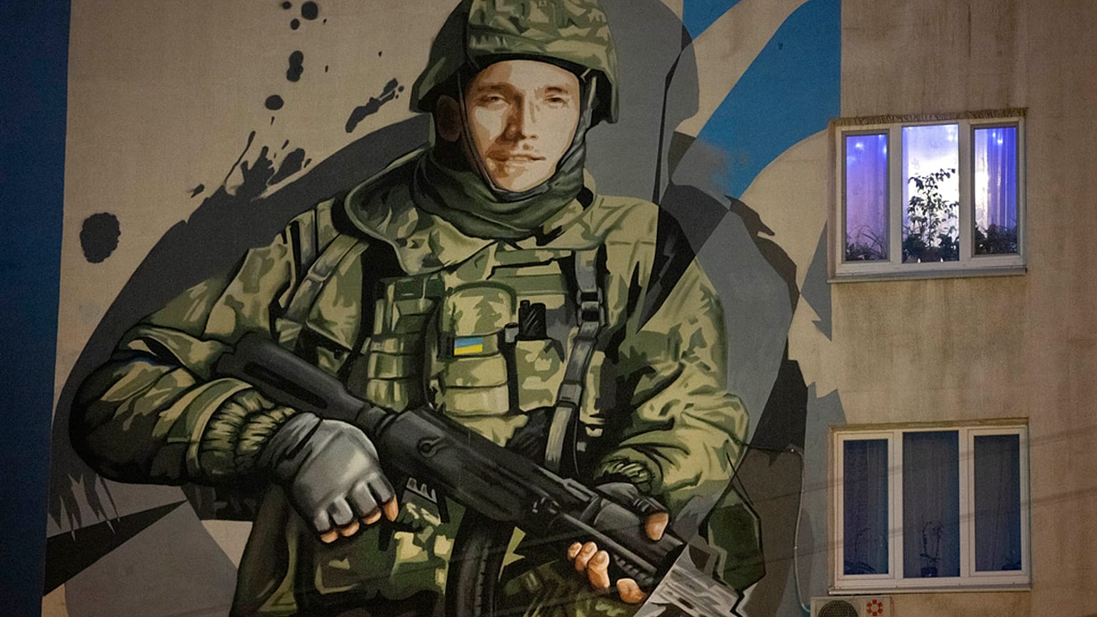 Un soldat ukrainien est dépeint sur la façade d'un immeuble de Kyiv, en Ukraine, le 2 février 2024.