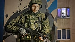 Un soldat ukrainien est dépeint sur la façade d'un immeuble de Kyiv, en Ukraine, le 2 février 2024.