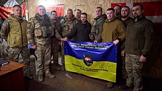 El presidente Zelenski posa con soldados durante su visita a la ciudad de Kúpiansk, en la línea del frente, en la región de Járkov