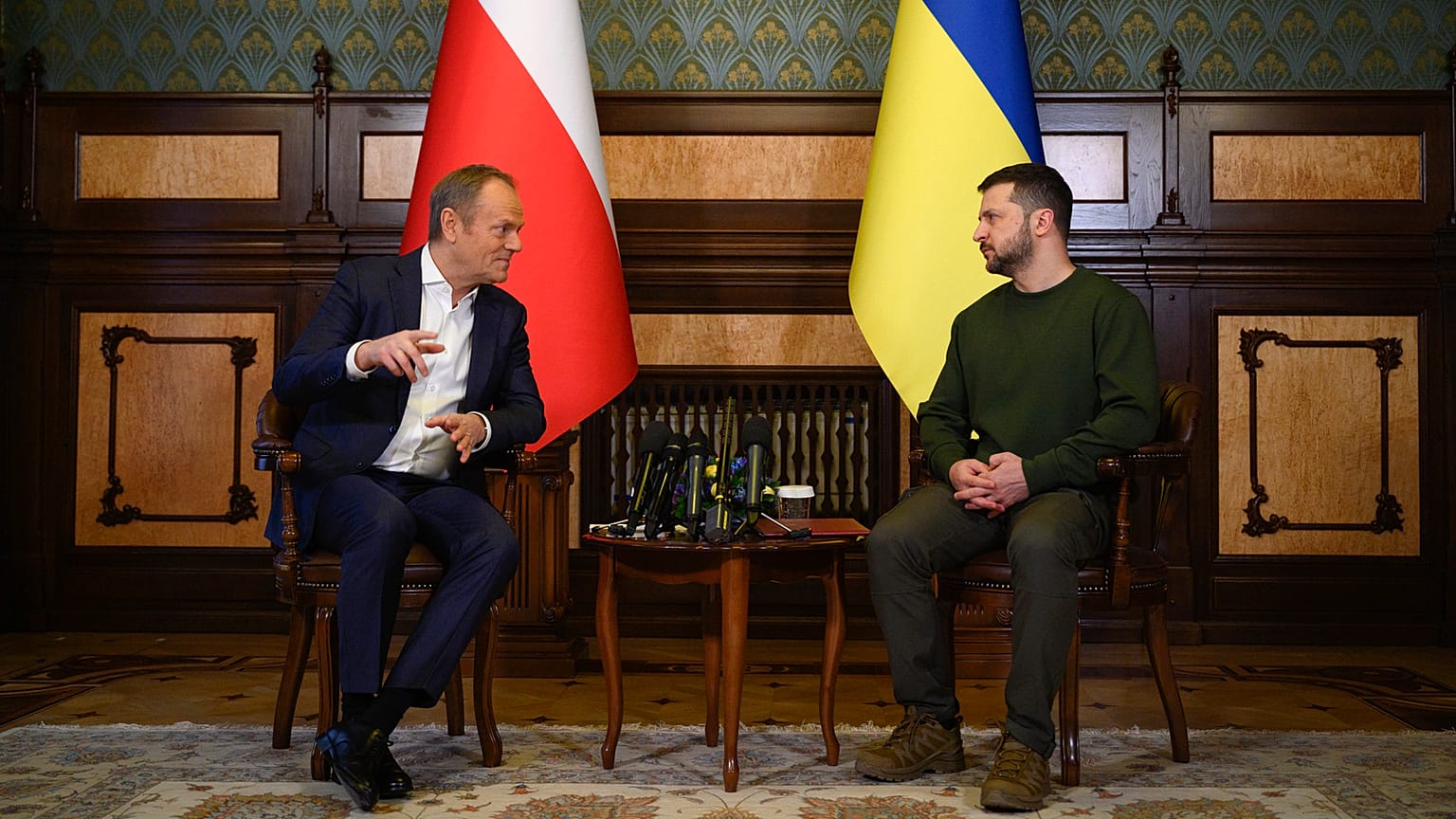 Премьер-министр Польши Дональд Туск (слева) и президент Украины Владимир Зеленский беседуют во время встречи в Киеве, Украина, понедельник, 22 января 2024 года.