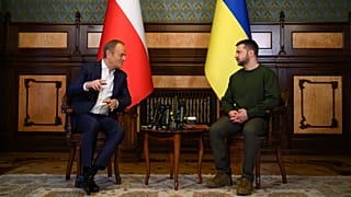 El primer ministro polaco, Donald Tusk, a la izquierda, y el presidente ucraniano, Volodymyr Zelenskyy, conversan durante su reunión en Kiev, Ucrania, el lunes 22 de enero de 2024.