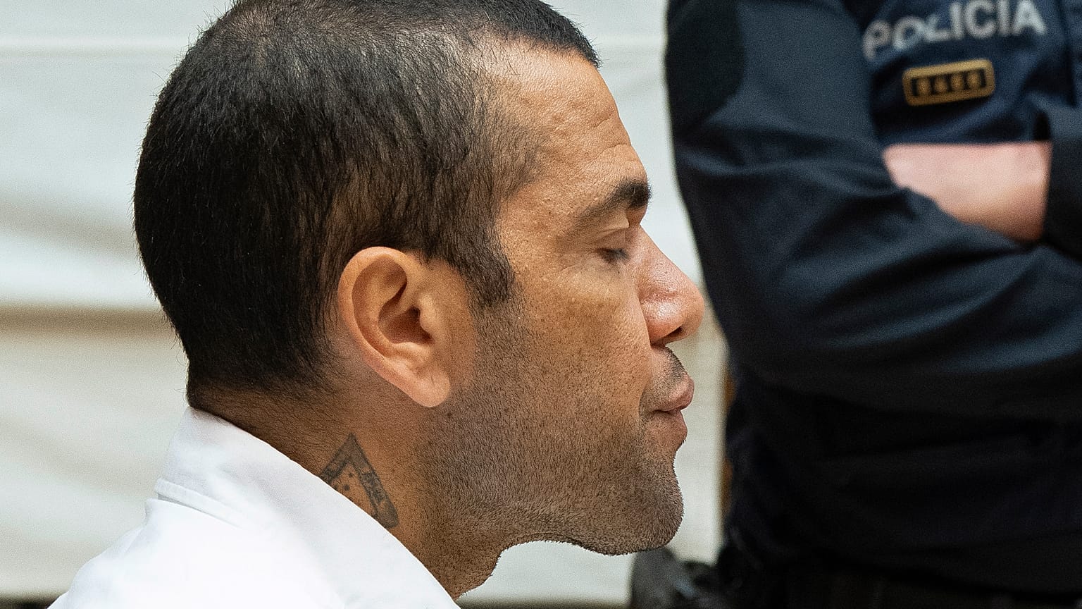 La estrella del fútbol brasileño Dani Alves se sienta durante su juicio en Barcelona, España, el lunes 5 de febrero de 2024.