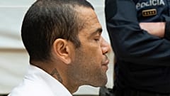 La estrella del fútbol brasileño Dani Alves se sienta durante su juicio en Barcelona, España, el lunes 5 de febrero de 2024.