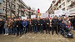 Ciudadanos serbokosovares protestan contra la prohibición del uso de la moneda serbia en las zonas donde viven, en el norte de Kósovo, el lunes 12 de febrero de 2024.