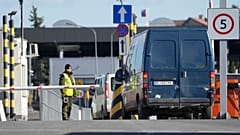 Un guardia fronterizo polaco da instrucciones mientras los conductores esperan cruzar la frontera de Polonia a Ucrania en Medyka, Polonia, el sábado 19 de febrero de 2022.